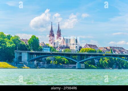 Basel Minster vue derrière le pont de Wettstein, Suisse Banque D'Images