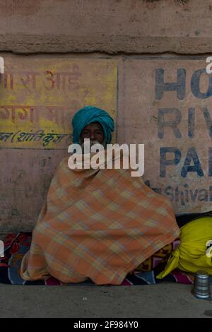 Inde, Varanasi, scènes à Dasaswamedh Ghat, mendiants, couverture, enveloppé Banque D'Images