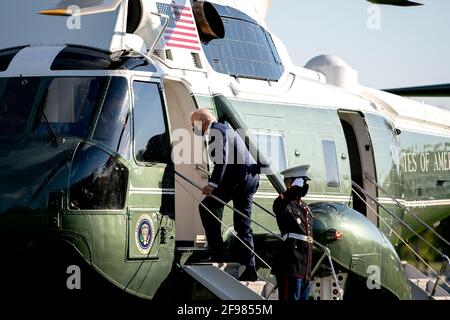 Le président américain Joe Biden a fait son entrée à Marine One sur l'ellipse de la Maison Blanche à Washington, D.C., aux États-Unis, le vendredi 16 avril, 2021. Biden se rendra à Wilmington, Delaware pour le week-end. Crédit: Stefani Reynolds / Pool/Sipa USA