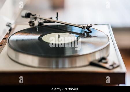 platine disque vinyle sur base en bois jouant un disque vinyle Banque D'Images