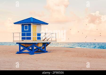 Plage de Floride vide avec maison de maître-nageur au coucher du soleil. Paysage océanique. Banque D'Images