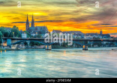 Basel Minster vue derrière le pont de Wettstein au coucher du soleil, en Suisse Banque D'Images