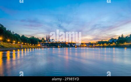 Basel Minster vue derrière le pont de Wettstein au coucher du soleil, en Suisse Banque D'Images