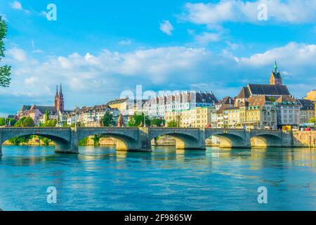 L'église Basler münster et Saint martin, vue derrière la mittlere brücke à Bâle, en Suisse Banque D'Images