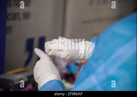 Une infirmière prépare du matériel pour passer un nouveau test PCR de pandémie de coronavirus dans le cadre des nouvelles affections à Bogota, Colombie, le 15 avril 2021, en une seconde Banque D'Images