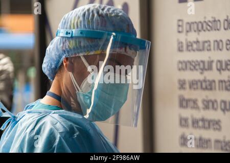 Une infirmière prépare du matériel pour passer un nouveau test PCR de pandémie de coronavirus dans le cadre des nouvelles affections à Bogota, Colombie, le 15 avril 2021, en une seconde Banque D'Images