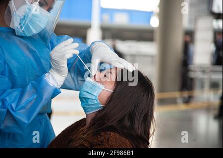 Une infirmière effectue un test gratuit de PCR COVID-19 dans le cadre de la campagne visant à identifier les nouvelles tendances pancemic de Cornavirus à Bogota, en Colombie, le 15 avril 2021 Banque D'Images