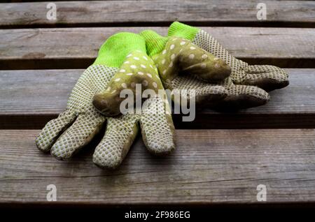 Mettre en garde les gants de jardin Banque D'Images