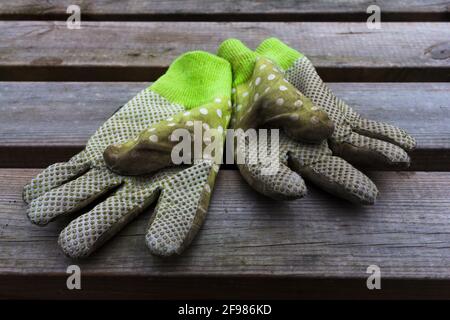 Mettre en garde les gants de jardin Banque D'Images