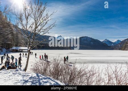 Les gens sur l'Alpsee gelé en hiver, Schwangau, Füssen, Allgäu Alpes, Allgäu, Bavière, Allemagne, Europe Banque D'Images