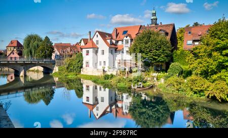 Rivière Pegnitz, pont, moulin à meuler, steeple, Johanniskirche, eglise, vieille ville, architecture, miroir, automne, Lauf an der Pegnitz, moyenne-Franconie, Franconie, Bavière, Allemagne Banque D'Images