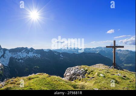 Paysage de montagne alpin avec croix de sommet lors d'une journée ensoleillée d'été. Vue sur le Nebelhorn. Allgäu Alpes, Bavière, Allemagne Banque D'Images