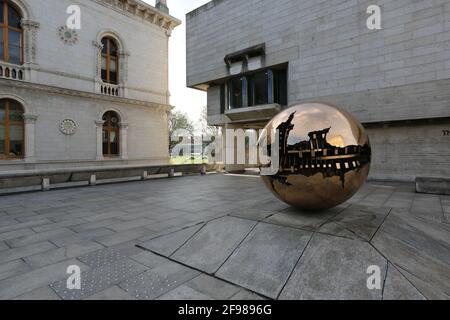 DUBLIN, IRLANDE - 24 mars 2021: Berkeley Library Building avec en entrée la sculpture de l'artiste Pomodoro, à l'intérieur de la zone Trinity Collage. Banque D'Images