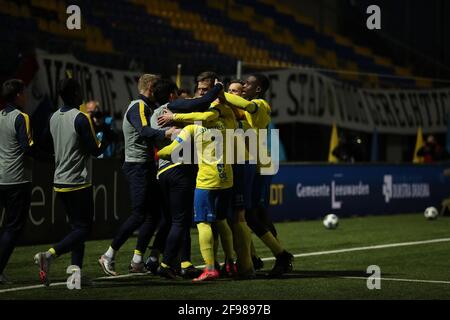 LEEUWARDEN, PAYS-BAS - AVRIL 16 : Robert Muhren, de SC Cambuur, célèbre avec ses coéquipiers après avoir marquant son troisième but pendant le Keuken Ka Banque D'Images