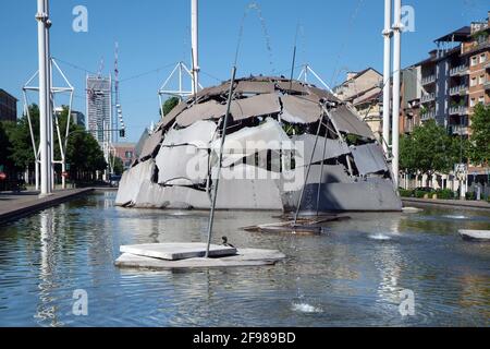 Turin, Piémont/Italie-05/04/2014- la fontaine Igloo sculpture de l'artiste Mario Merz dans le quartier de San Paolo. Banque D'Images