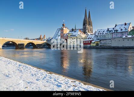 Front de mer sur la rive du Danube avec le pont en pierre, la porte de la ville et la cathédrale Saint-Pierre dans la vieille ville, Regensburg, Danube, Haut-Palatinat, Bavière, Allemagne, site du patrimoine mondial de l'UNESCO Banque D'Images