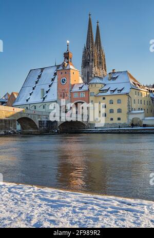 Front de mer sur la rive du Danube avec le pont en pierre, la porte de la ville et la cathédrale Saint-Pierre dans la vieille ville, Regensburg, Danube, Haut-Palatinat, Bavière, Allemagne, site du patrimoine mondial de l'UNESCO Banque D'Images