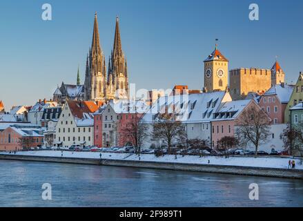 Front de mer sur la rive du Danube avec la cathédrale Saint-Pierre et la tour d'or dans la vieille ville, Regensburg, Danube, Haut-Palatinat, Bavière, Allemagne, site du patrimoine mondial de l'UNESCO Banque D'Images