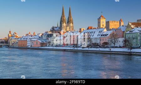 Front de mer sur la rive du Danube avec la cathédrale Saint-Pierre et la tour d'or dans la vieille ville, Regensburg, Danube, Haut-Palatinat, Bavière, Allemagne, site du patrimoine mondial de l'UNESCO Banque D'Images