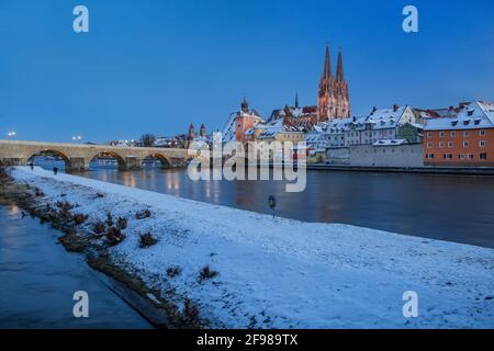 Front de mer sur la rive du Danube avec le pont en pierre, la porte de la ville et la cathédrale Saint-Pierre dans la vieille ville, Regensburg, Danube, Haut-Palatinat, Bavière, Allemagne, site du patrimoine mondial de l'UNESCO Banque D'Images