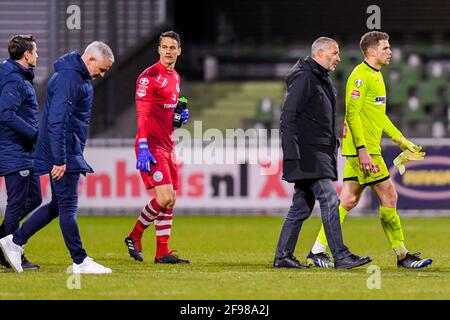 DORDRECHT, PAYS-BAS - AVRIL 16: 2-6 Note finale FC Dordrecht / FC Den Bosch, entraîneur Jan Zoutman du FC Dordrecht, gardien de but Liam Bossin du FC Dordre Banque D'Images