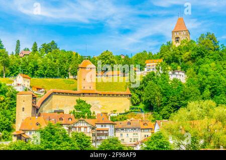 Fortification et la tour rouge à Fribourg, Suisse Banque D'Images