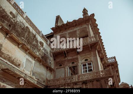 fort Ramnagar avec des arches sculptées et des balcons à Varanasi, Inde Banque D'Images