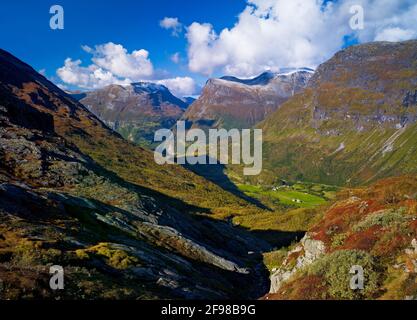 Europe, Norvège, Möre og Romsdal, Geirangerfjord, vue sur le Flydal au-dessus de Geiranger Banque D'Images