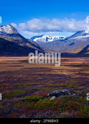 Europe, Norvège, Oppland, Parc national de Jotunheimen, automne à Leirungsdalen, Vue sur les sommets enneigés des montagnes Jotunheimen Banque D'Images