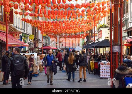 Londres, Royaume-Uni. 16 avril 2021. Vue sur la rue Gerrard très animée de Chinatown, Londres. Les règles de maintien ont été assouplies en Angleterre au début de cette semaine. Crédit : SOPA Images Limited/Alamy Live News Banque D'Images