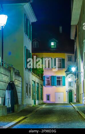 Vue de nuit sur une rue étroite de la vieille ville de Lausanne, Suisse Banque D'Images