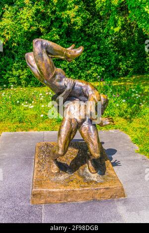 Statue de lutteurs devant le musée international olympique de Lausanne, Suisse Banque D'Images