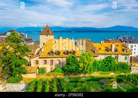 Vue aérienne sur le lac de Genève depuis la terrasse située à côté du palais de Nyon, en Suisse Banque D'Images