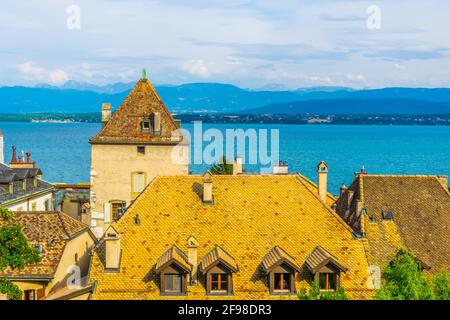 Vue aérienne sur le lac de Genève depuis la terrasse située à côté du palais de Nyon, en Suisse Banque D'Images