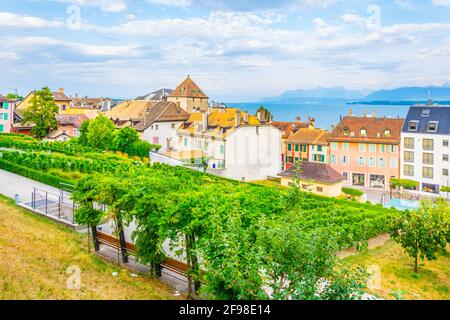 Vue aérienne sur le lac de Genève depuis la terrasse située à côté du palais de Nyon, en Suisse Banque D'Images