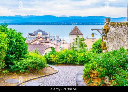 Vue aérienne sur le lac de Genève depuis la terrasse située à côté du palais de Nyon, en Suisse Banque D'Images