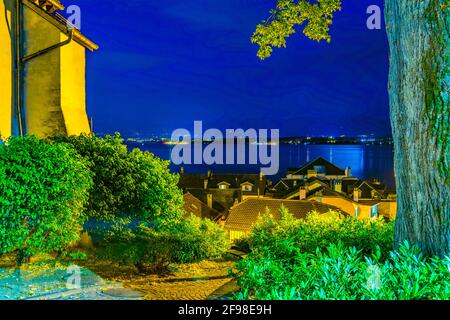 Vue nocturne sur le lac de Genève depuis la terrasse à côté du palais de Nyon, Suisse Banque D'Images