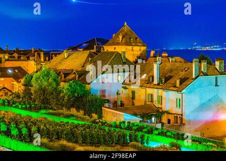 Vue nocturne sur le lac de Genève depuis la terrasse à côté du palais de Nyon, Suisse Banque D'Images