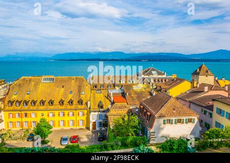 Vue aérienne sur le lac de Genève depuis la terrasse située à côté du palais de Nyon, en Suisse Banque D'Images