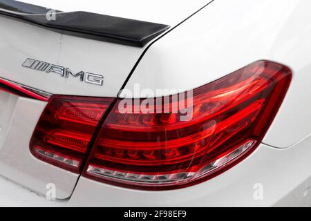 Le feu de custode arrière et l'emblème AMG en fibre de carbone Aileron arrière Brabus d'UNE Mercedes Benz E63S AMG 2013 W212 Banque D'Images