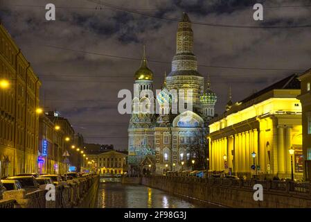 Attire les gens avec ses cinq coupoles d'oignon élégamment décorées et couvertes d'émail de bijoutier pris @Moscow, Russie Banque D'Images