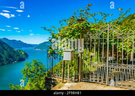 Clôture et vue sur le lac de Lugano en Suisse Banque D'Images