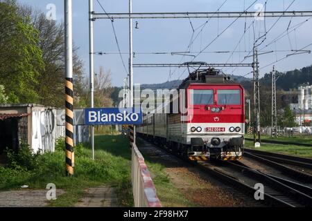 BLANSKO, TCHÉQUIE - 19 AVRIL 2014: Locomotive électrique des chemins de fer slovaques qui a fait la création d'un train international Eurocity de Slovaquie à Allemagne, passant Banque D'Images