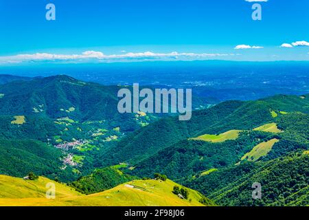 Petit village situé sur Monte Generoso, Italie Banque D'Images