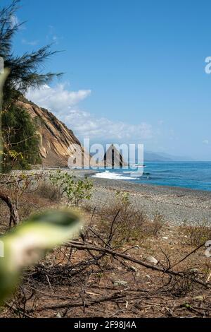 Plage entre Pilon et la Mula au pied de la Sierra Maestra, Granma, Cuba Banque D'Images