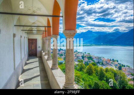 Vue depuis le balcon du Santuario della Madonna del Sasso à Locarno, en Suisse Banque D'Images