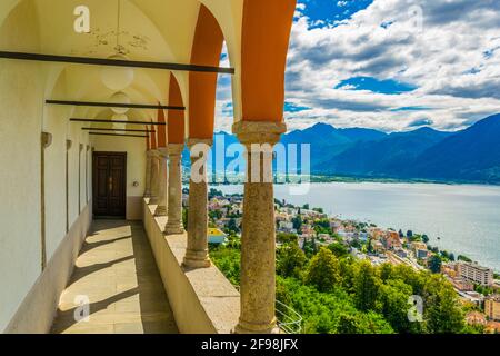 Vue depuis le balcon du Santuario della Madonna del Sasso à Locarno, en Suisse Banque D'Images