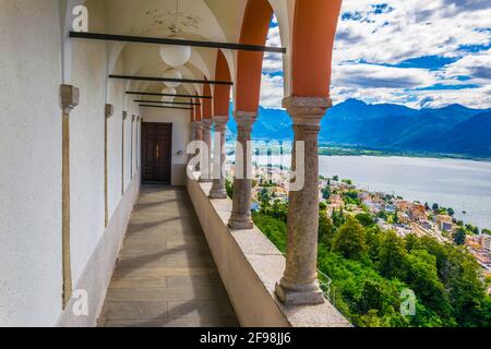 Vue depuis le balcon du Santuario della Madonna del Sasso à Locarno, en Suisse Banque D'Images