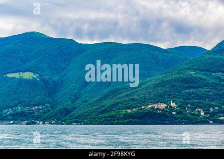 Petit village perché sur le lago maggiore, Suisse Banque D'Images