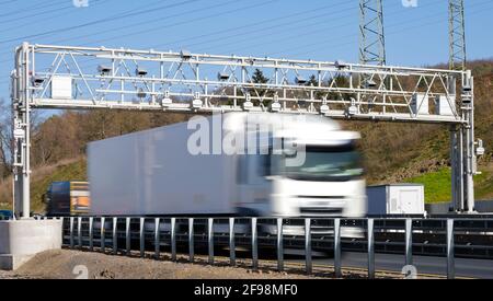 Hagen, Rhénanie-du-Nord-Westphalie, Allemagne - camion conduit sous le pont à péage sur l'autoroute A45. Banque D'Images